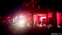 Bangunan yang kebakaran itu berlantai dua, kemudian di bagian belakang gedung terbakar adalah tanah lapangan parkir. Mobil pemadam kebakaran tidak semua bisa masuk lokasi karena terhalang tembok sekat. Mereka juga terhalang jalan sempit saat mengakses pintu belakang. 
