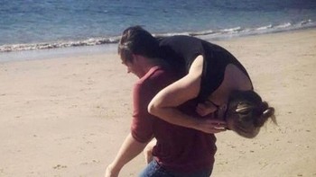 Kalau sudah cinta, semuanya jadi menyatu. Tapi tangannya juga?! Foto: via Brightside/Reddit @onionsring4eva