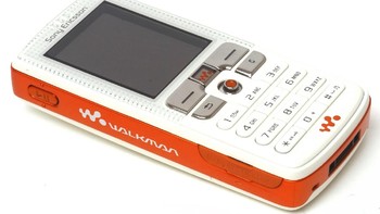 Sony Ericsson W800 adalah ponsel walkman yang paling populer. Foto: dok GSM Arena