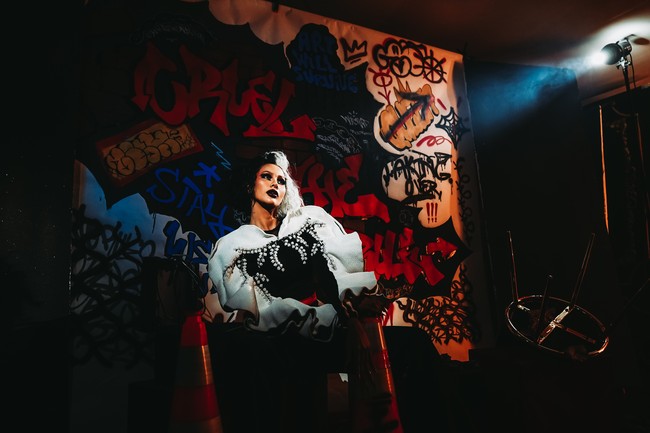 Merayakan kehadiran film Cruella, Disney Indonesia berkolaborasi dengan Ivan Gunawan untuk menciptakan deretan busana yang terinspirasi dari tokoh antagonis tersebut. Ivan lalu menggandeng muse-nya, Miss Grand International 2020 Aurra Kharisma, untuk menjelma sebagai Cruella dengan gaunnya dalam sebuah pemotretan.  (Foto: Dok. Disney Indonesia)