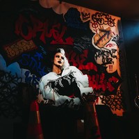 Merayakan kehadiran film Cruella, Disney Indonesia berkolaborasi dengan Ivan Gunawan untuk menciptakan deretan busana yang terinspirasi dari tokoh antagonis tersebut. Ivan lalu menggandeng muse-nya, Miss Grand International 2020 Aurra Kharisma, untuk menjelma sebagai Cruella dengan gaunnya dalam sebuah pemotretan.  (Foto: Dok. Disney Indonesia)