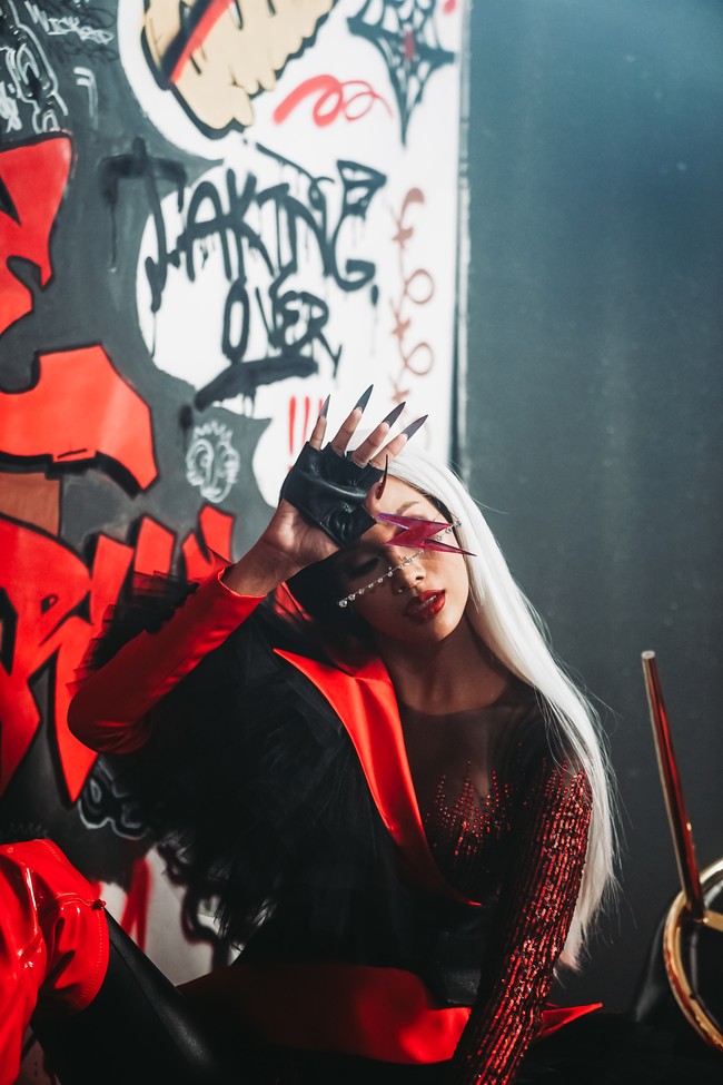 Ivan lantas menerjemahkan gaya Cruella ini ke dalam dua look yang glamor dengan sentuhan punk-rock. Salah satunya berupa jumpsuit berhiaskan dekorasi tulle bervolume yang diaplikasikan secara asimetris sebagai statement. (Foto: Dok. Disney Indonesia)