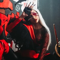 Ivan lantas menerjemahkan gaya Cruella ini ke dalam dua look yang glamor dengan sentuhan punk-rock. Salah satunya berupa jumpsuit berhiaskan dekorasi tulle bervolume yang diaplikasikan secara asimetris sebagai statement. (Foto: Dok. Disney Indonesia)