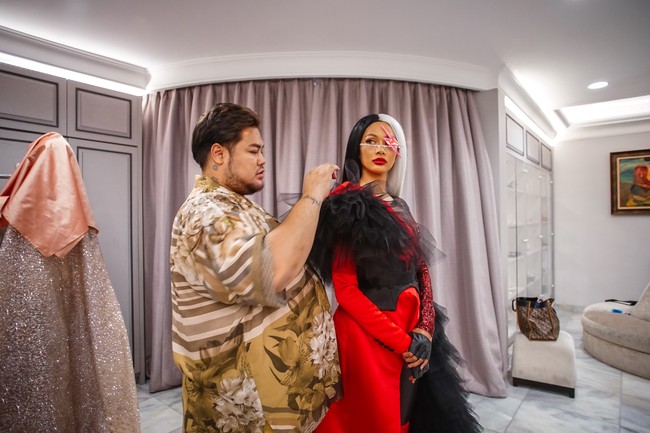 Gaya Cruella ini sangat bertolak belakang dengan gayaku yang glamor tapi elegan. Aku pun tertantang untuk keluar dari zona nyaman, ungkap Ivan Gunawan yang belajar fashion secara otodidak ini. (Foto: Dok. Disney Indonesia)