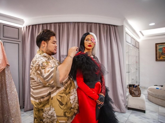 Ivan Gunawan Rancang Gaun Cruella Ivan Gunawan Rancang Gaun Cruella