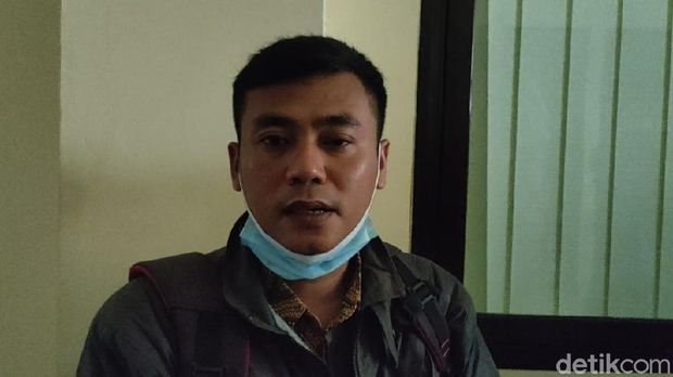 Kakak ipar Ridwan, korban tewas di kolong jembatan Karanganyar saat ditemui di Polres Karanganyar