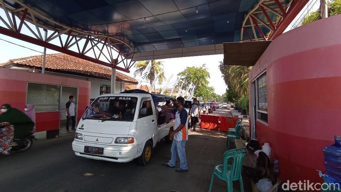 Kendaraan antre di pintu timur objek wisata pantai Pangandaran, Sabtu (22/5/2021).