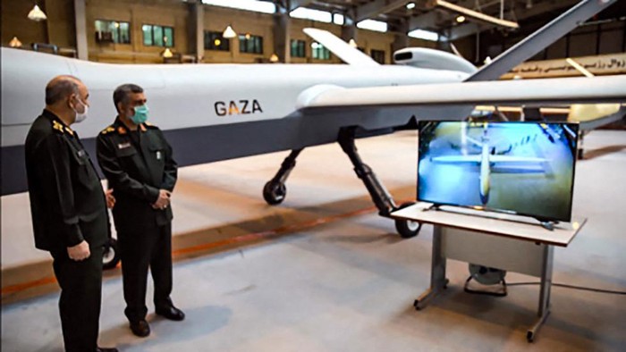 Komandan Garda Revolusi Iran, Mayor Jenderal Hossein Salami (kiri) dan Komandan Pasukan Udara Garda Revolusi Iran, amir ali Hajizadeh, saat memamerkan drone tempur baru yang bernama 'Gaza' General Hossein Salami (L) and Amir Ali Hajizadeh commander of Aerospace Force of the IRGC, unveiling a new combat drone called