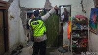 Di Kota Blitar, ada 3 rumah yang mengalami kerusakan. Dampak dari gempa juga menyebabkan satu fasilitas umum di Jember rusak. Erliana Riady/detikcom