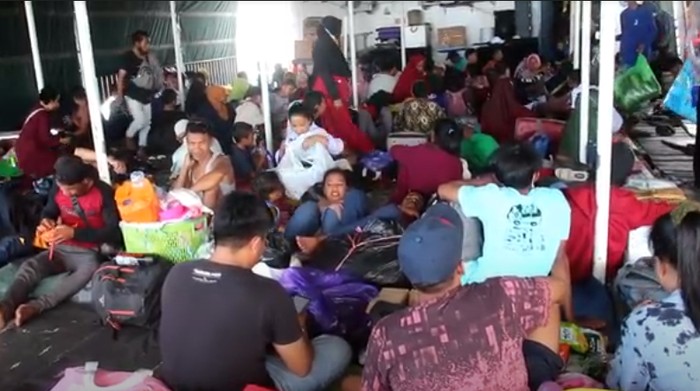 Ribuan penumpang arus balik mudik membludak di Pelabuhan Nusantara, Parepare, Sulawesi Selatan. Penumpang menuju Samarinda, Kalimantan Timur dengan KM Pantokrator.
