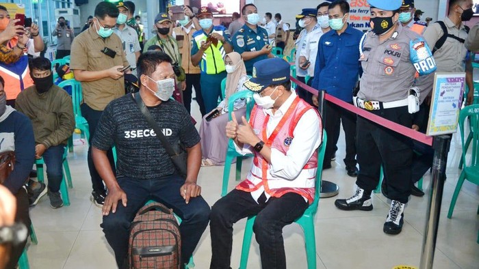 Menhub Budi Karya Sumadi saat pengecekan di Pelabuhan Bakaehuni