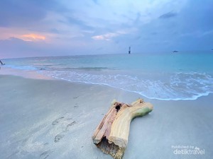 Menikmati Senja Merona dari Pantai Senggigi
