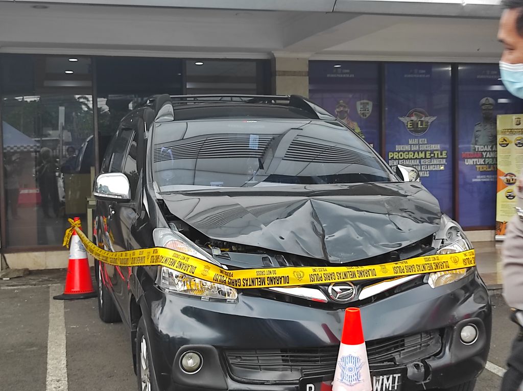 Mobil penabrak gerobak mie ayam di Jl Sudirman, Jakarta Mobil penabrak gerobak mie ayam di Jl Sudirman, Jakarta