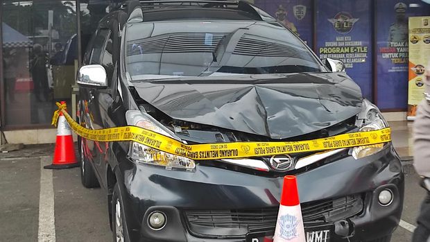 Mobil penabrak gerobak mie ayam di Jl Sudirman, Jakarta