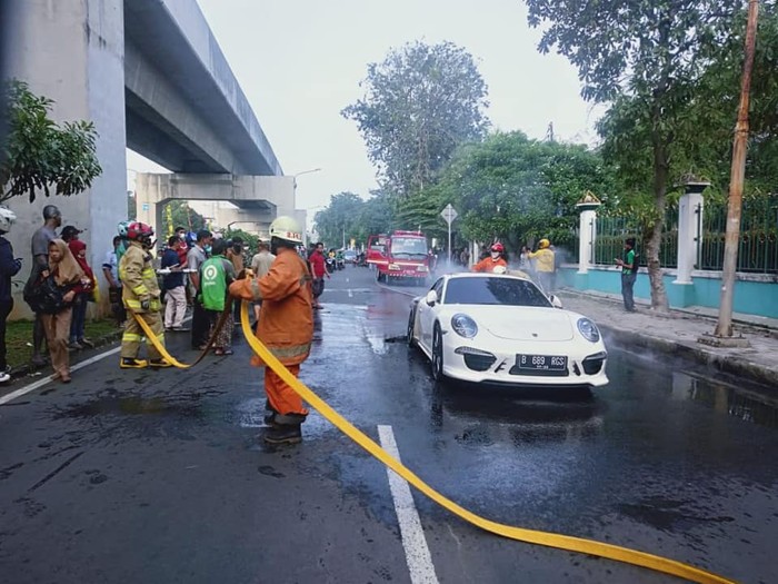 Mobil Porsche terbakar di Kelapa Gading, Jakarta Utara, 22 Mei 2021. (Dinas Gulkarmat DKI, Facebook Humas JakFire)