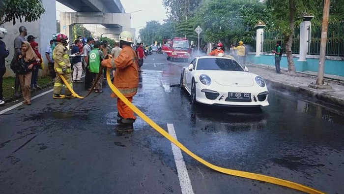 Mobil Porsche terbakar di Kelapa Gading, Jakarta Utara, 22 Mei 2021. (Dinas Gulkarmat DKI, Facebook Humas JakFire) Mobil Porsche terbakar di Kelapa Gading, Jakarta Utara, 22 Mei 2021. (Dinas Gulkarmat DKI, Facebook Humas JakFire)