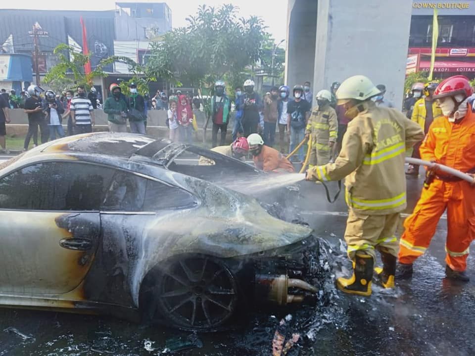 Mobil Porsche terbakar di Kelapa Gading, Jakarta Utara, 22 Mei 2021. (Dinas Gulkarmat DKI, Facebook Humas JakFire)