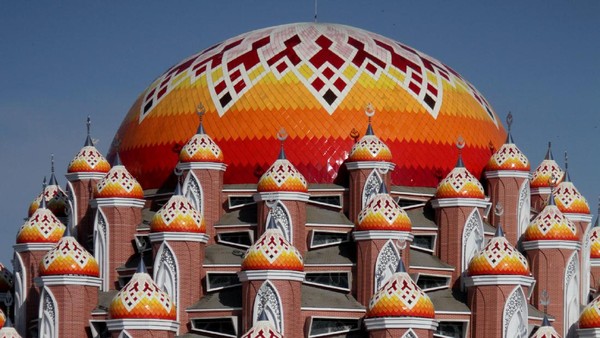 Masjid yang dapat menampung hingga 5 ribu jemaah di dalam ruangan ini menjadi salah satu destinasi wisata religi yang dikunjungi wisatawan khususnya umat muslim saat bulan Ramadhan 1443 H.. (Arnas Padda/Antara Foto).