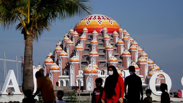 Masjid yang memiliki 99 kubah ini diambil dari Asmaul Husna. Selain warna putih, masjid ini juga didominasi dengan warna-warna cerah seperti kuning, jingga, hingga merah.. (Arnas Padda/Antara Foto). Masjid yang memiliki 99 kubah ini diambil dari Asmaul Husna. Selain warna putih, masjid ini juga didominasi dengan warna-warna cerah seperti kuning, jingga, hingga merah.. (Arnas Padda/Antara Foto).