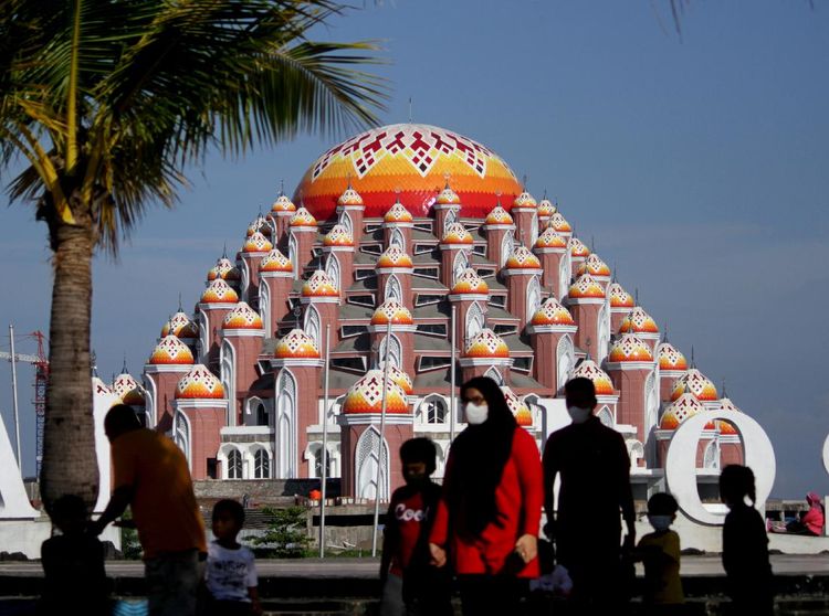Melihat Lebih Dekat Masjid 99 Kubah di Makassar