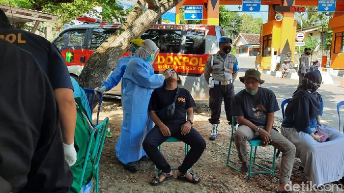 Pemeriksaan rapid test antigen di TPR Pantai Baron