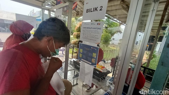 Penumpang Tes GeNose di Stasiun Cikampek Karawang
