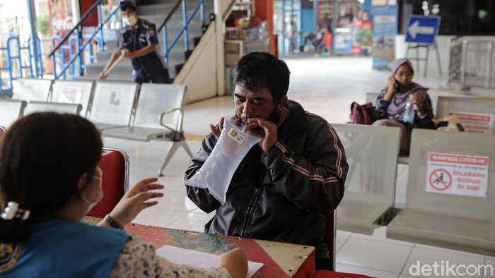 Swab Antigen dan GeNose masih gencar dilakukan bagi para pemudik. Salah satunya dilakukan di kawasan Terminal Kampung Rambutan.