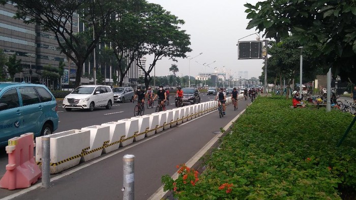 Masih banyak di antara mereka yang bersepeda di jalan berkendara umum, meski sudah disediakan jalur khusus, Sabtu (22/5/2021) pagi.