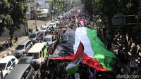 Umat Islam tergabung Aliansi Masyarakat Jabar Peduli Palestina melakukan long march sebagai bentuk dukungan kepada Palestina, Sabtu (22/5/2021).