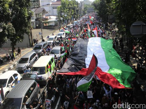 Umat Islam tergabung Aliansi Masyarakat Jabar Peduli Palestina melakukan long march sebagai bentuk dukungan kepada Palestina.