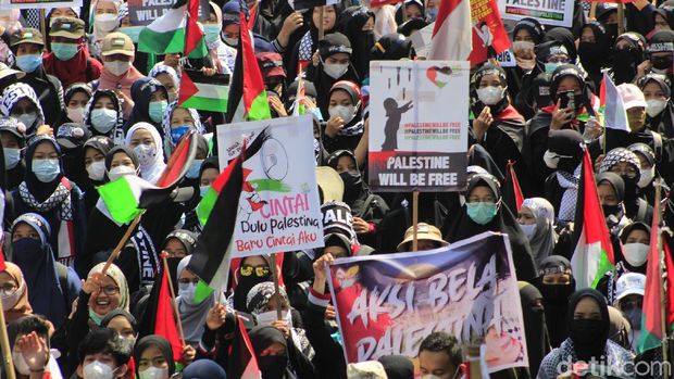 Umat Islam tergabung Aliansi Masyarakat Jabar Peduli Palestina melakukan long march sebagai bentuk dukungan kepada Palestina.