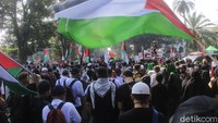 Massa aksi mendesak agar pemerintah Indonesia untuk memutuskan hubungan diplomatik dengan negara-negara pendukung zionis seperti Amerika, Inggris dan Prancis.