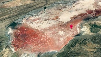 Karena salinitasnya yang tinggi, suhu lebih dari 40° C (104° F), dan alkalinitas yang dapat mencapai pH lebih dari 12, Danau Natron, Tanzania menjadi salah satu danau paling mematikan dan berbahaya di Bumi. Foto: dok Brightsight