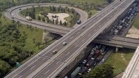 Foto udara sejumlah kendaraan antre untuk melakukan tes usap antigen di pos pemeriksaan kesehatan Km 34 B Tol Jakarta-Cikampek, Cikarang, Sabtu (22/5/2021). 
