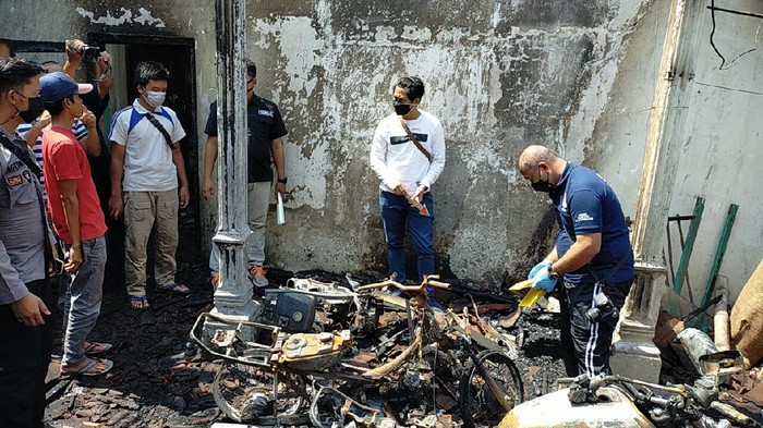 pria bakar rumah mantan istri