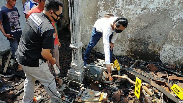 pria bakar rumah mantan istri