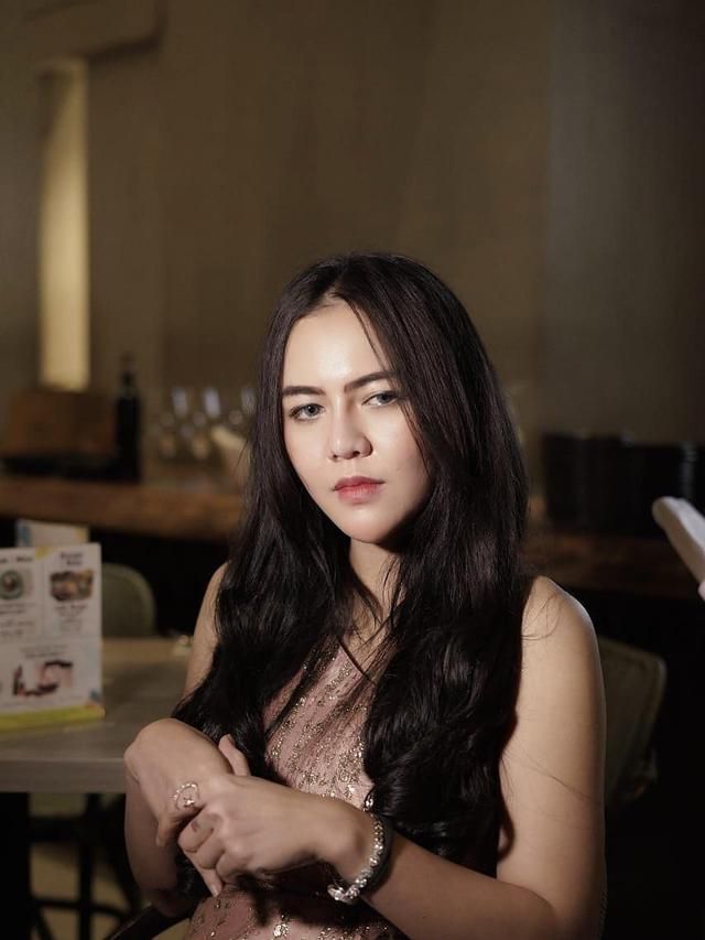 Intip Keseruan Ratu Rizky Nabila saat Nongkrong di Kafe
