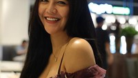 Salah satunya momen nongkrong sambil kulineran di restoran atau kafe. Seperti yang terlihat pada momen ini, ia berpose cantik saat menunggu pesanan tiba. Foto: Instagram @raturn