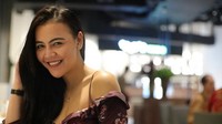 Setiap kali kulineran di restoran atau kafe kekinian, pasti Ratu tak pernah melewatkan momen untuk berfoto. Nah, momen tersebut dapat terlihat di foto ini. Foto: Instagram @raturn