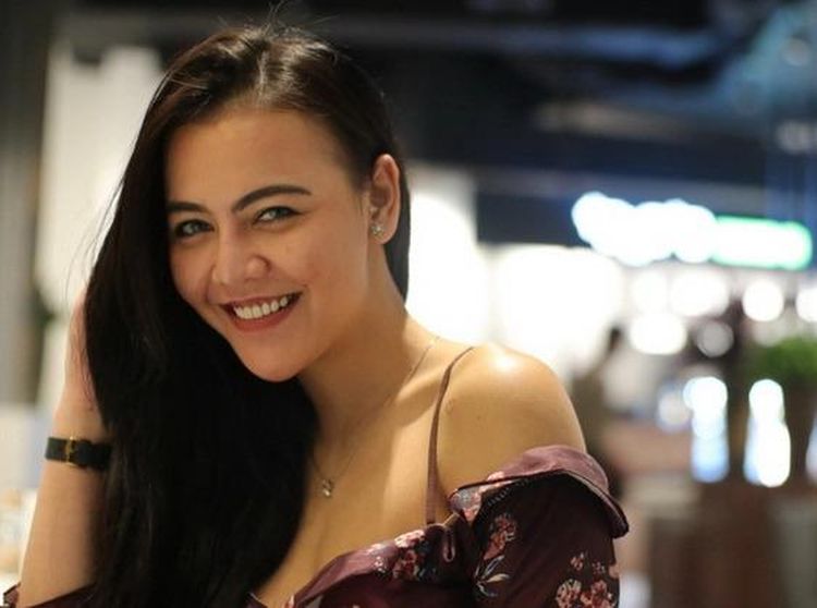 Intip Keseruan Ratu Rizky Nabila saat Nongkrong di Kafe