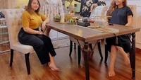 Meski bercerai dengan sang suami, tetapi Ratu masih dikelilingi oleh orang terdekat. Seperti pada momen buka puasa ini, mereka menyajikan aneka makanan untuk dimakan bersama. Foto: Instagram @raturn