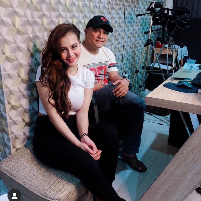 Intip Keseruan Ratu Rizky Nabila saat Nongkrong di Kafe