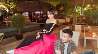Ini adalah momen lama dimana Ratu nongkrong bareng dengan temannya di sebuah kafe berkonsep outdoor. Lampu-lampu pun gemerlap menerangi area. Foto: Instagram @raturn