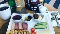 Keseruan Ratu saat kulineran bahkan hingga ke Turki. Di sana ia menikmati kuliner khas seperti yang terlihat di foto ini. Foto: Instagram @raturn