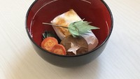 Ozoni merupakan menu spesial bagi tradisi Jepang. Ozoni hanya hadir saat perayaan tahun baru di Jepang. Dilengkapi dengan irisan wortel dan jamur, ozoni yang ini tidak bisa dimakan. Foto: Twitter @meganenooo