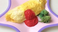 Sarapan omelette kedengarannya memang sangat lezat. Asalkan omelettenya terbuat dari telur asli. Kalau sarapan pake omelette yang ini sih dijamin nggak akan kenyang. Foto: Twitter @meganenooo