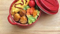 Yum! Bekal bento pasti sangat lezat untuk makan siang. Seperangkat bento yang lengkap ini terlihat nikmat. Sayangnya, bukan untuk dibawa jadi bekal. Foto: Twitter @meganenooo