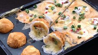 Bulat-bulat hangat! Takoyaki yang gurih akan sangat lezat terutama jika ditambahkan isian seperti gurita atau semacamnya. Sayangnya takoyaki yang satu ini bukan untuk dimakan. Foto: Twitter @meganenooo