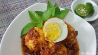 Telur rebus berbalut sambal khas Minang ini dikenal sebagai balado telur. Merupakan lauk enak, kaya protein yang enak dimakan dengan nasi hangat. Membuatnya mudah, ikuti saja petunjuk resep ini. Foto: detikfood/Odilia