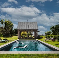 Halaman dilengkapi kolam renang dan patio bergaya lumbung juga sebagai area entertainment. (Foto: Dok. Architectural Digest/Douglas Friedman)